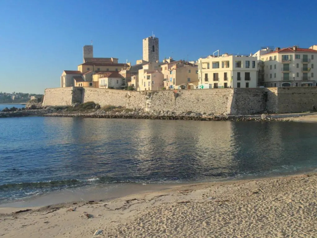 2 pièces climatisé avec balcon dans le vieil Antibes, résidence moderne avec ascenseur