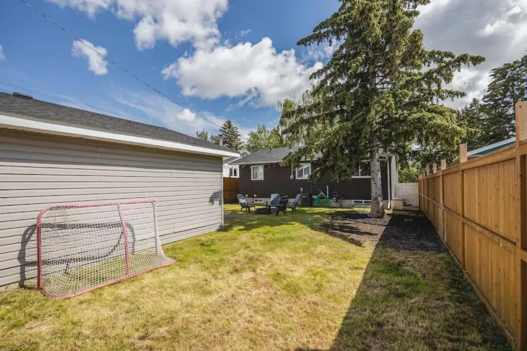 The Elm, 4 Bed Bungalow with Backyard and Firepit