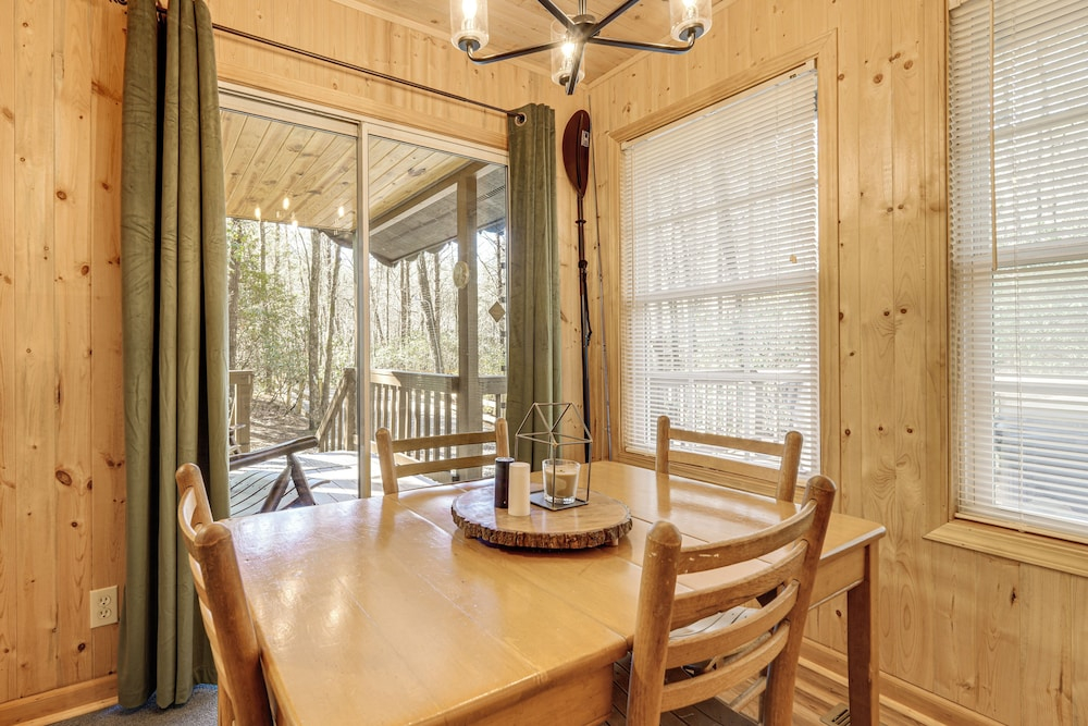 5 Mi to Helen: Woodsy Oasis w/ Hot Tub & Fire Pit!