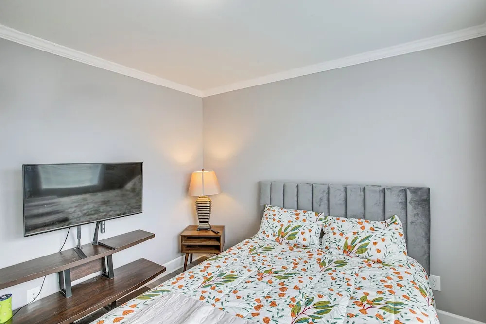 Pet-friendly Gallatin Home w/ Deck, 1 Mi to Town!