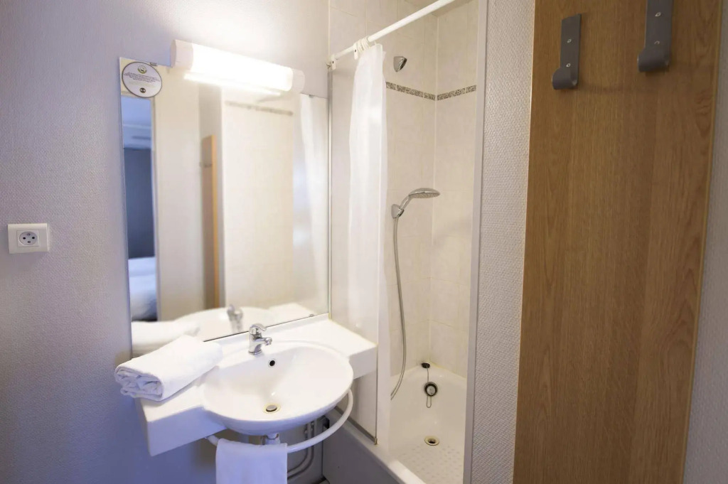 B&B HOTEL CHATEAUROUX Aéroport