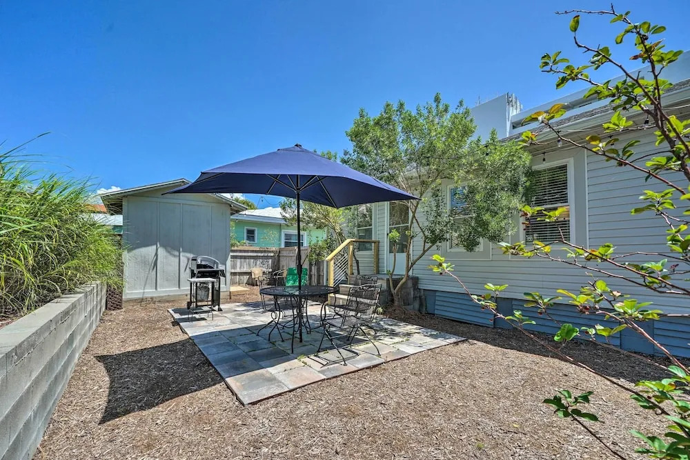 Bright Carolina Beach Cottage w/ Yard & Grill