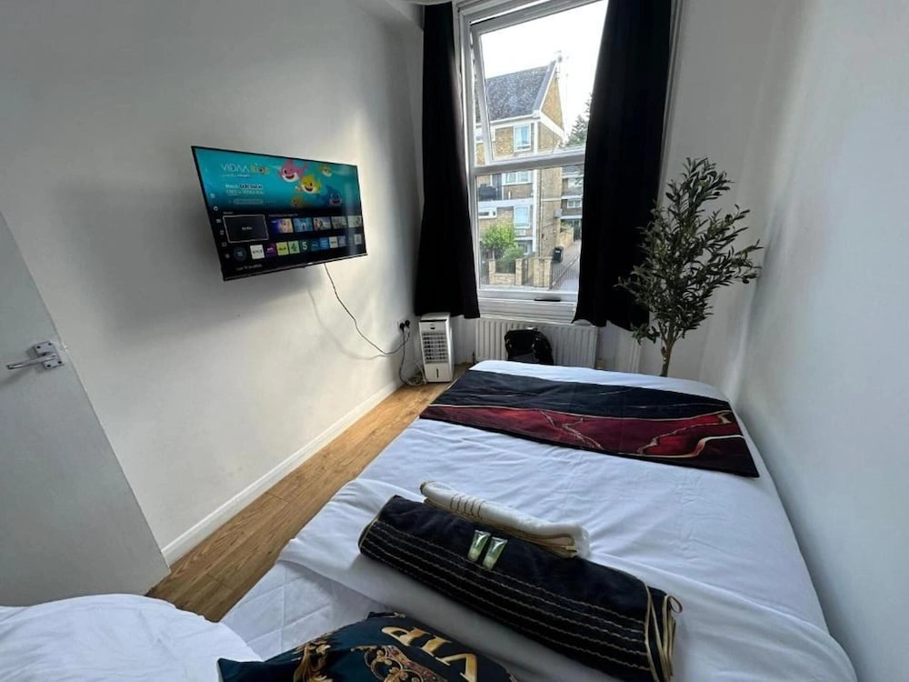 London-2br-sleeps6-skysports-netflix-disneyplus
