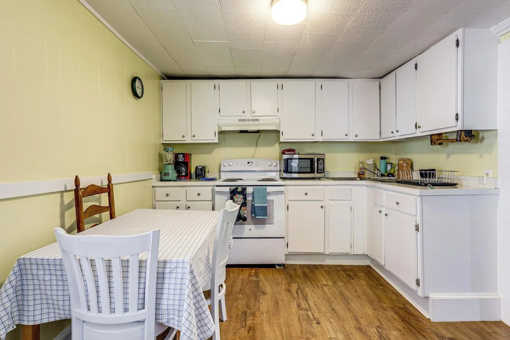 Near Trails & Lakes! Pemigewasset River Townhome