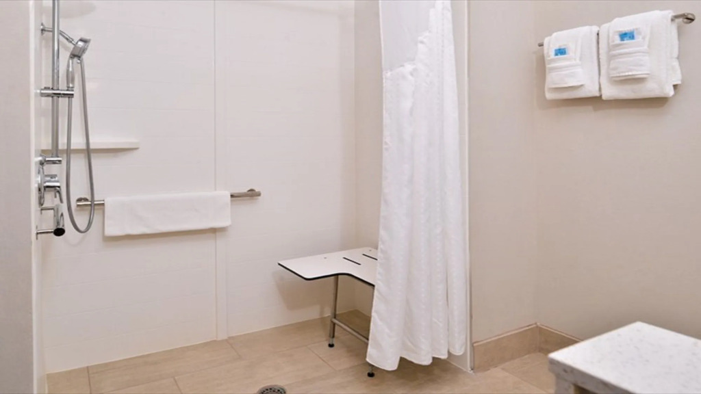 Holiday Inn Express & Suites Parkersburg East by IHG