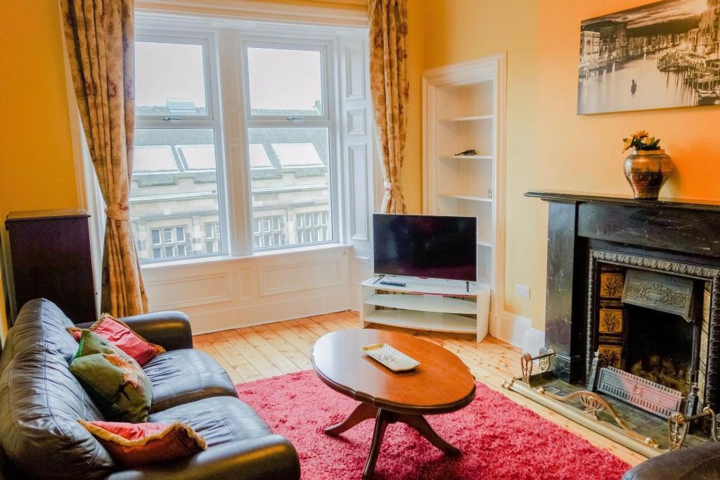 Newly Furnished Flat on Leith Walk, Sleeps 4