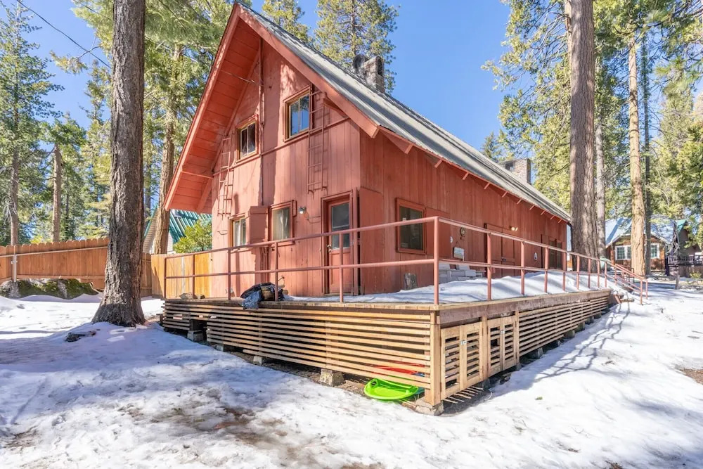 Rustic Knotty Pine - Minutes to the Water!