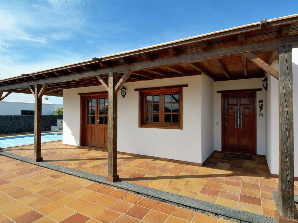Spacious Villa in San Bartolomé With Swimming Pool