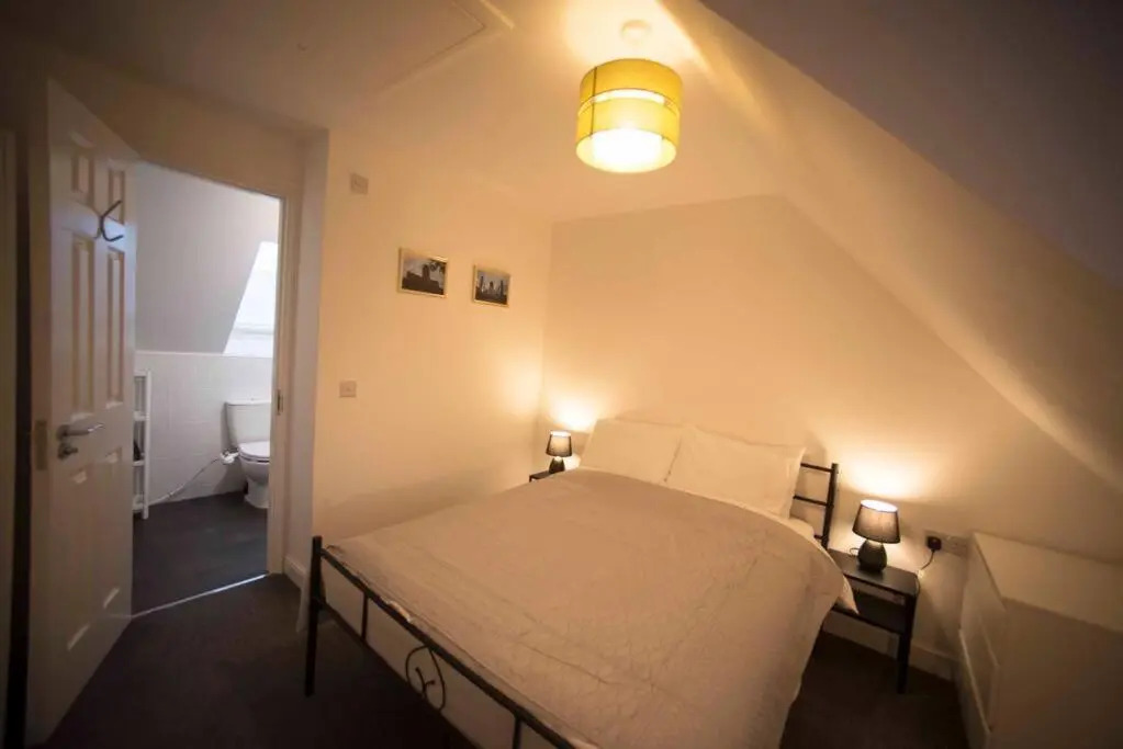 A Cosy 3-bed Family House in Liverpool sleeps 6 with parking spaces