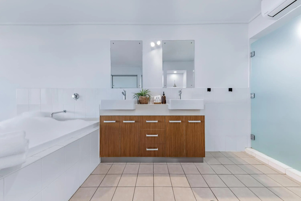 The Top Floor Luxury accomodation for 2 Spa Bath