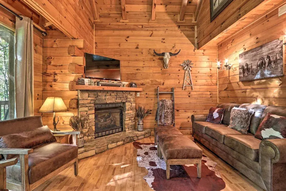 Secluded Cabin w/ Hot Tub, 3 Mi to Pigeon Forge!