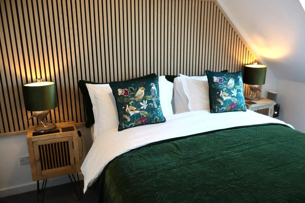 THE HIDEAWAY - LUXURY SELF CATERING COASTAL APARTMENT WITH PRIVATE ENTRANCE - JUST A FEW MINUTES WALK TO THE BEACH with FREE PRIVATE OFF ROAD PARKING