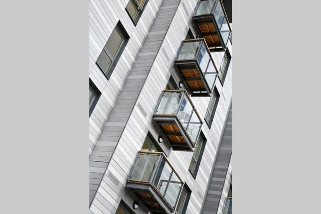 MODERN APARTMENT at SLOUGH STATION, LONDON IN 18 MINS!