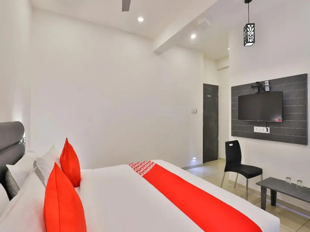 Nova Hotel New Crossroad By OYO Rooms