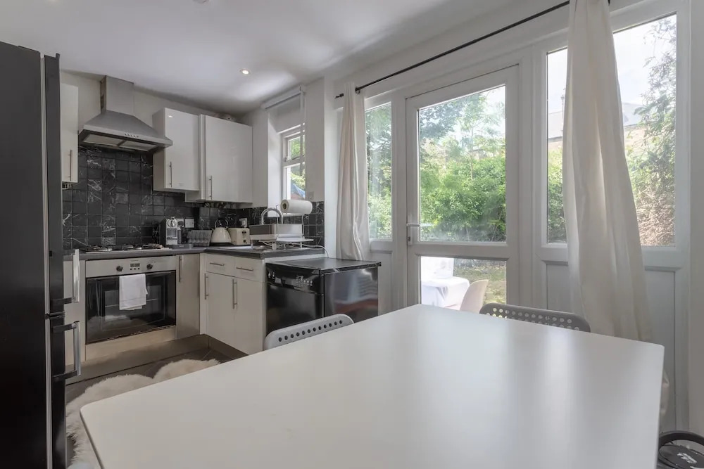 Modern 2 Bedroom in Queens Park With Garden