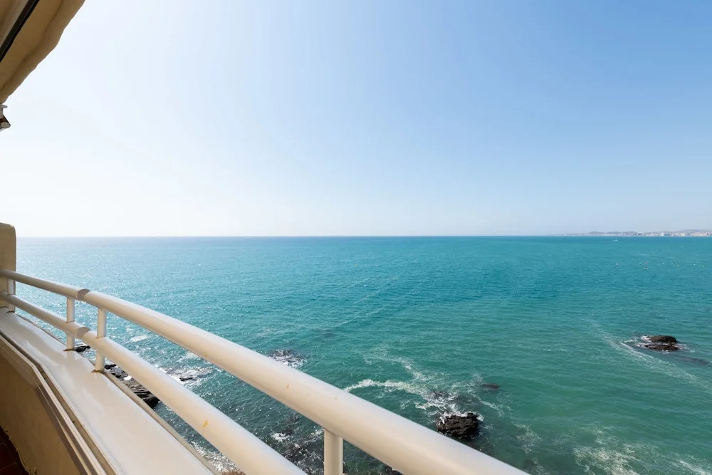 Costa Quebrada - Beachfront 3BR Apartment With Huge Terrace & Sea Views