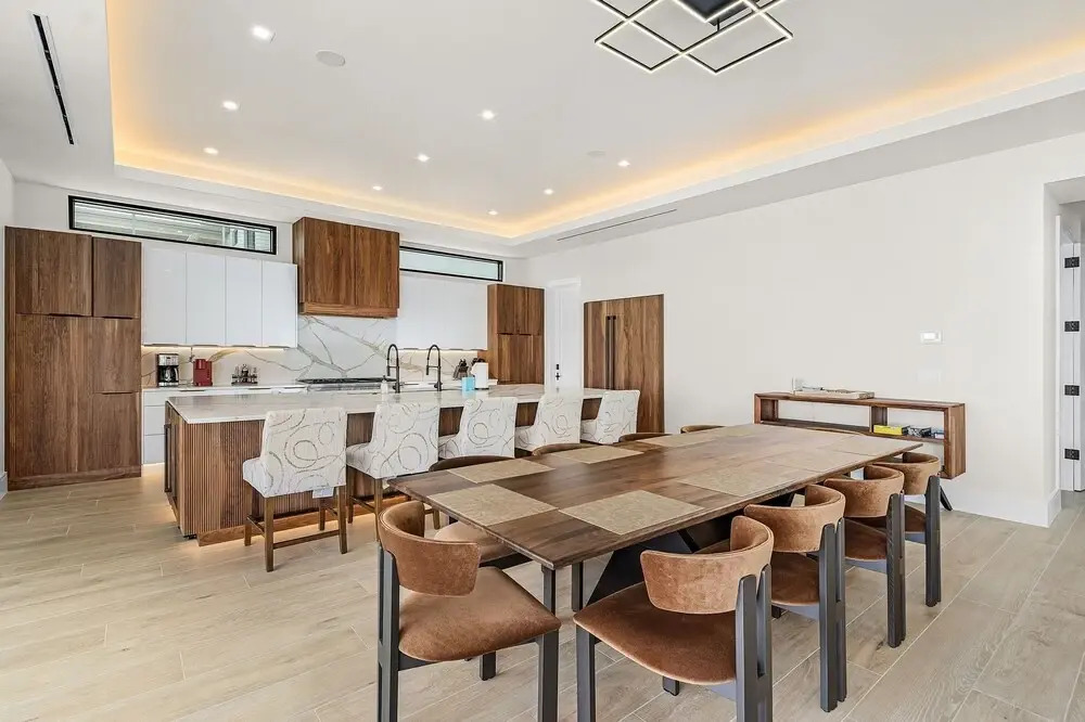 793 Shoreline Estate: 6bd/6br, Luxurious Pool Home On The Water! 6 Bedroom Home