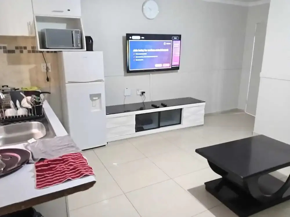 Gold Crown One Bedroom Self-Catering Apartment With NetFlix & YouTube