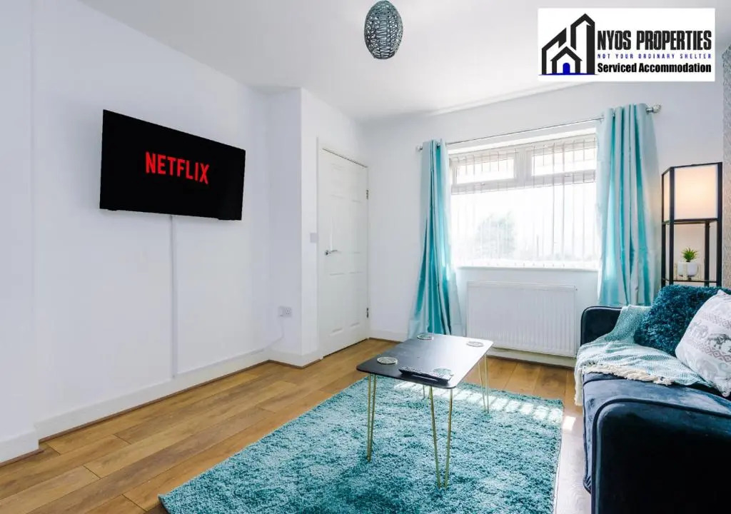 30  Off Monthly Stay/ 4 Bed House/ Free Parking