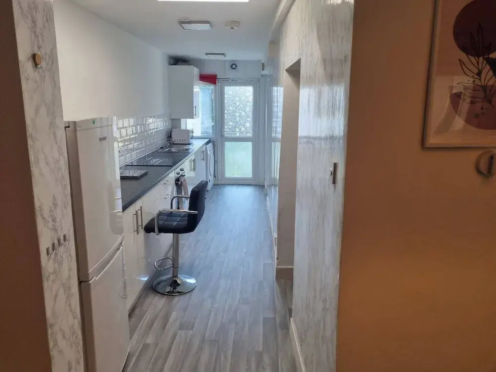 Gillingham 4-bed Stay - Wifi, Parking, Ldn Access
