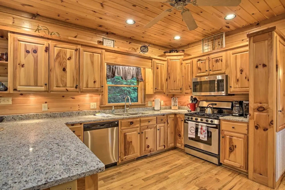 Luxe Blue Ridge Cabin Chasing Dreams w/ Hot Tub