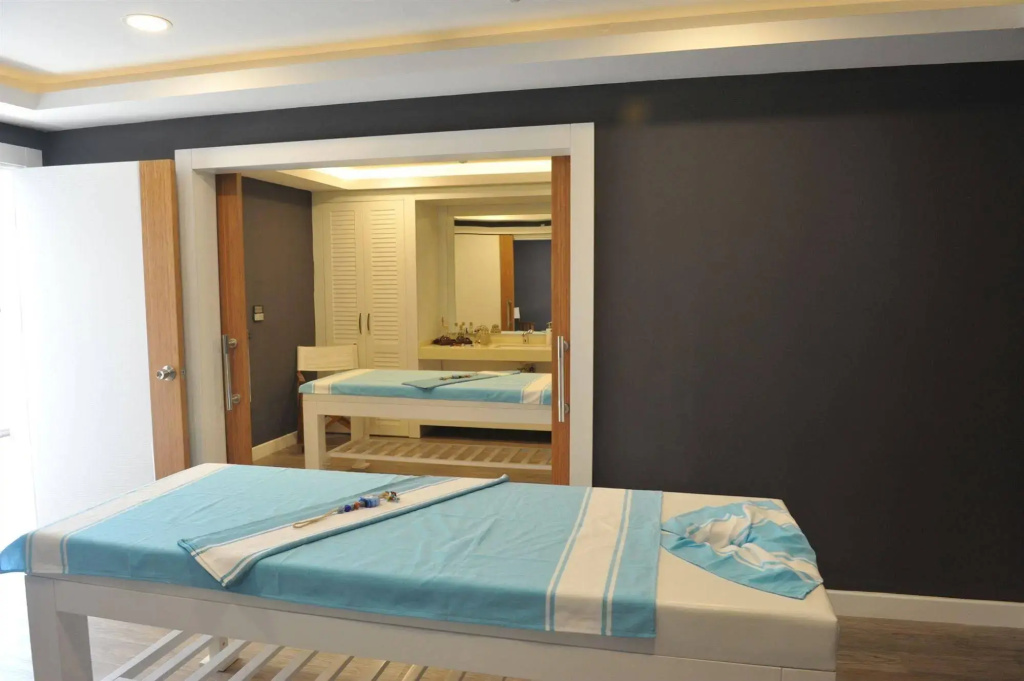 Bellazure Hotel