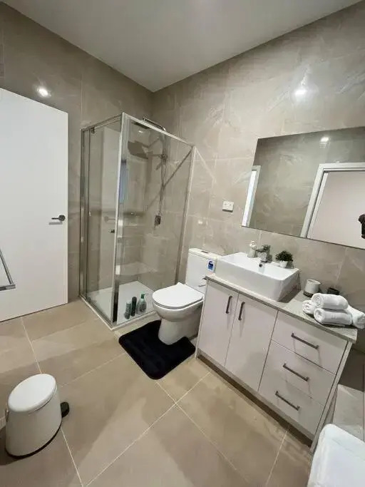 Brand New Modern 2 BR Guesthouse at Airport!