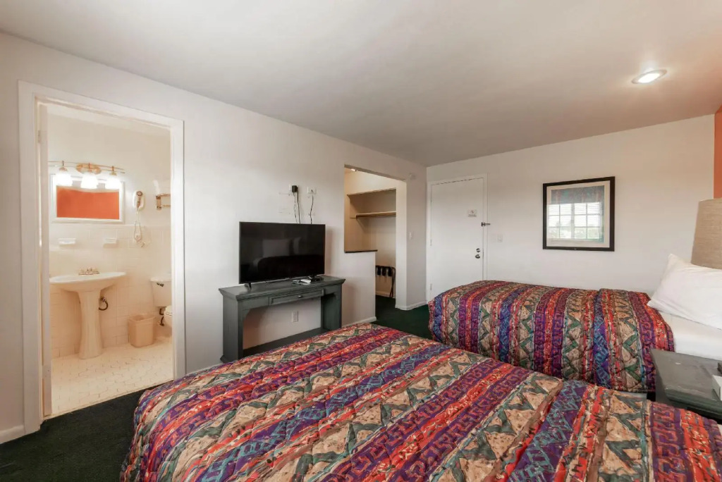 Captains Table Hotel by Everglades Adventures
