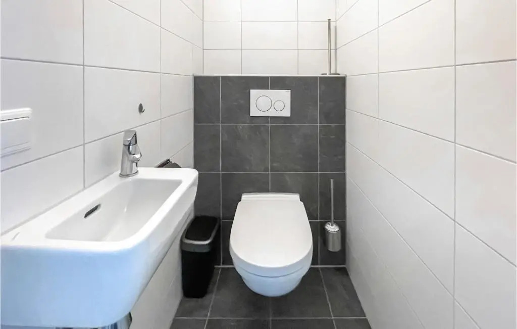 Three-Bedroom Holiday Home In Hoge Hexel