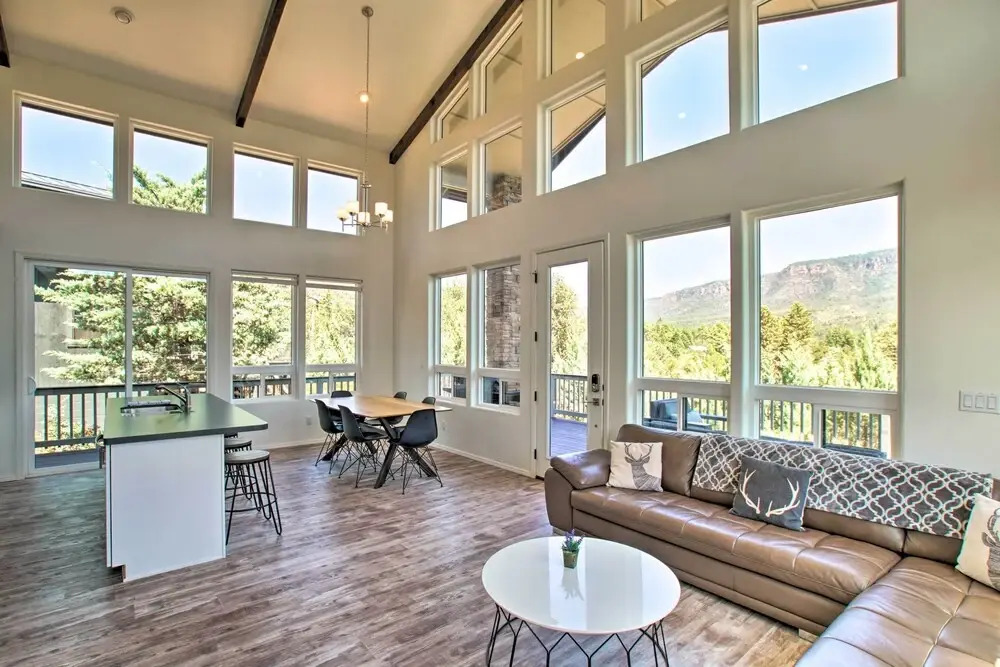 Mountain View Modern Cabin: Luxury Pine Home!