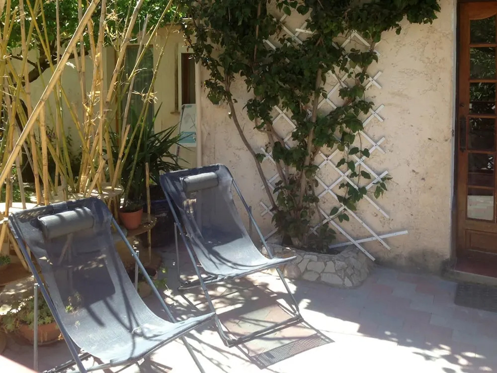 Studio romantique jacuzzi ou spa balneo privatif et jardin Au temps des cerises La Ciotat