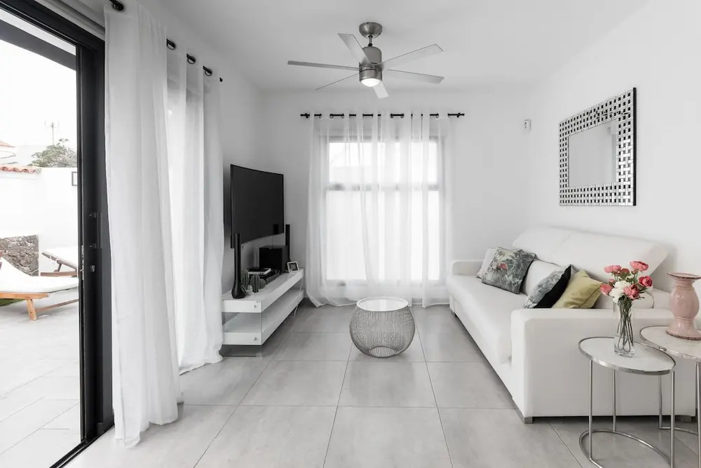 Urban Chill House with Terrace, BBQ & Wifi in the centre by Holidays Home