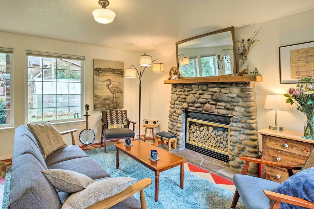 Charming Rockaway Beach House, Walk to Ocean
