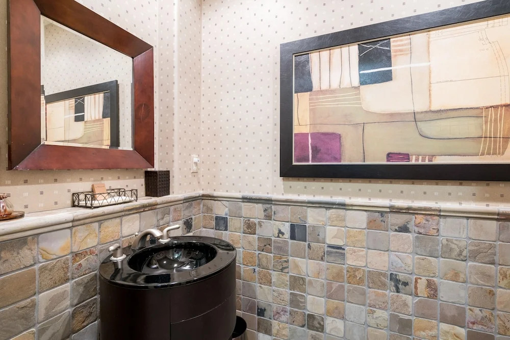 All-suite Home Located in North Phoenix 3 Bedrooms 3.5 Bathrooms Home