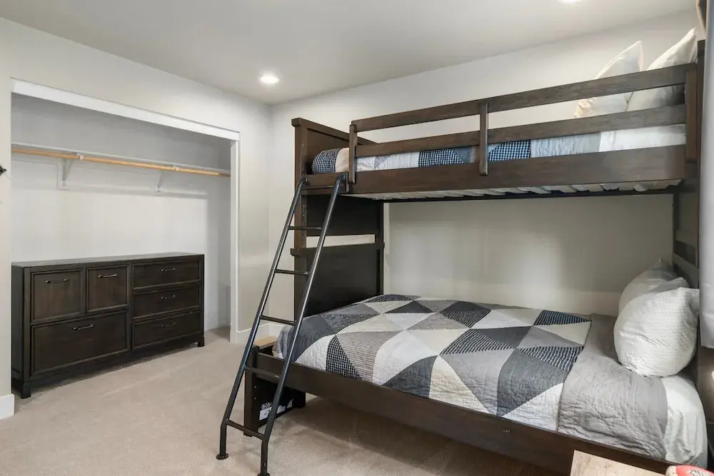 NEW Alamo Alpine Retreat Sleeps 11 3 Showers