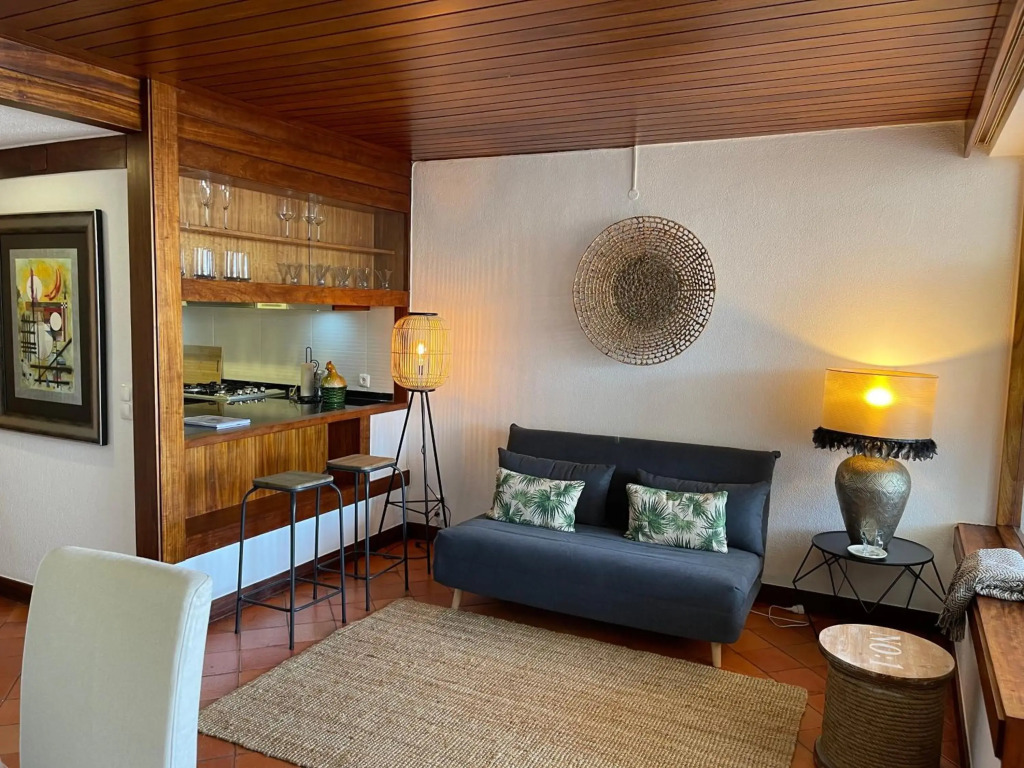 Lovely 2 bedroom with a pool in front of the beach