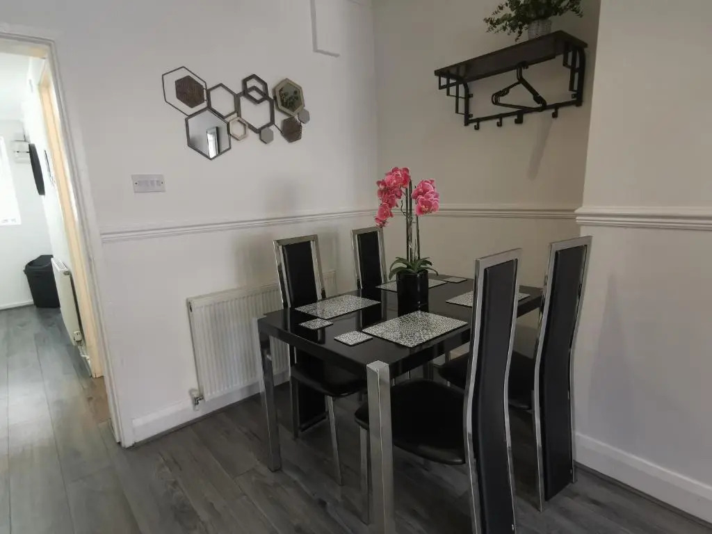 Cozy 2 Bed House - FREE Wifi and Parking - Anfield Liverpool Home