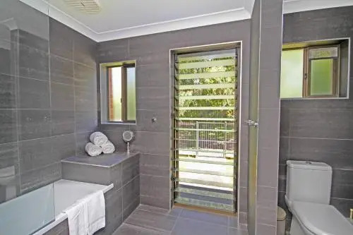 Red Door Beach House - Marcoola Beach - PET FRIENDLY, FOXTEL, WIFI, 500 BOND, Linen Supplied