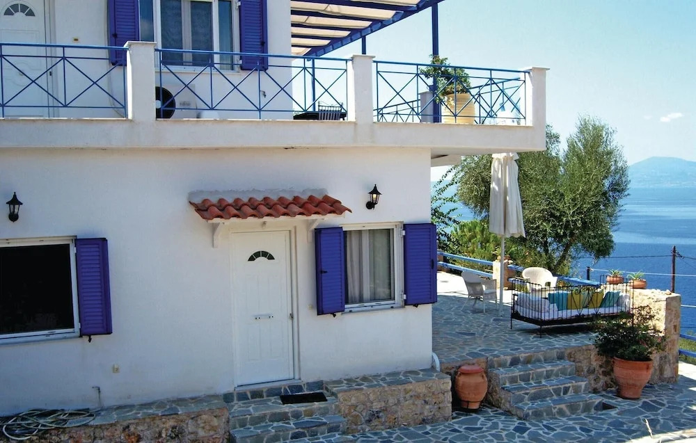 2 Bedroom Lovely Home In Kalamata