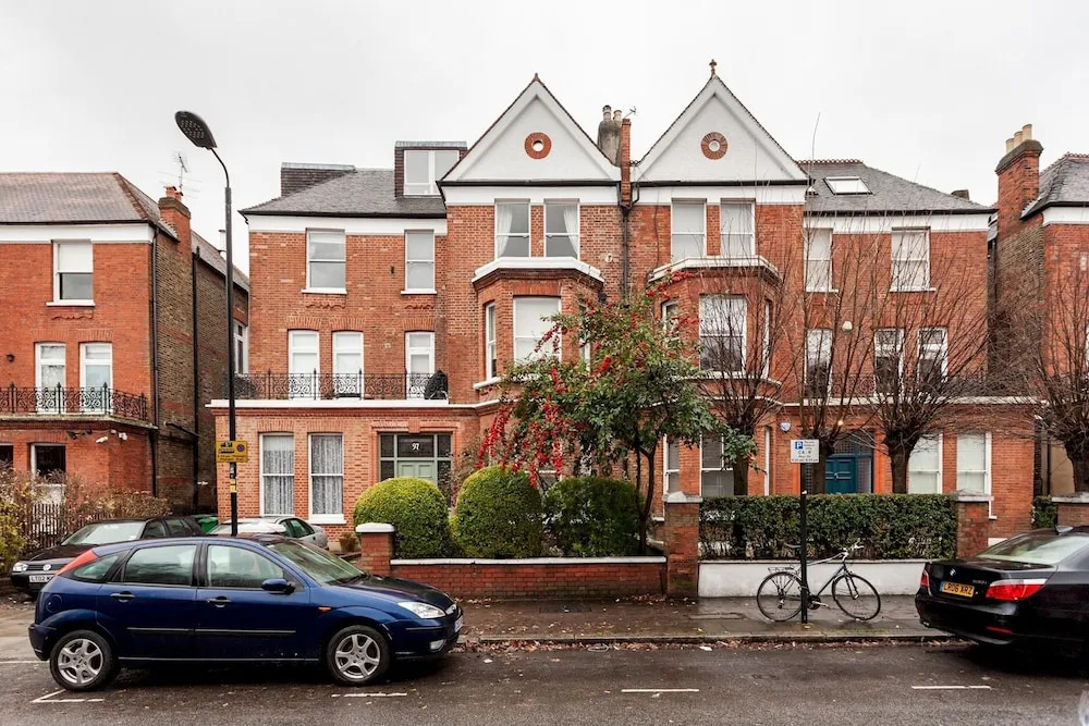 Spacious Canfield Gardens Studio