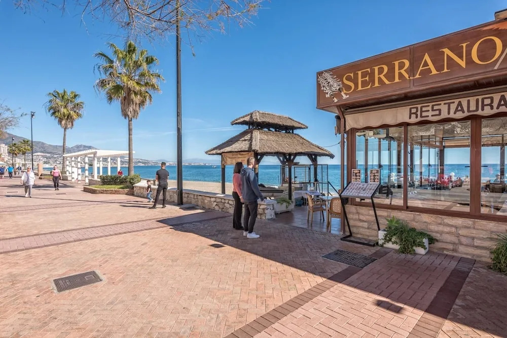 Dona Sofia - Fuengirola Promenade Apartment With Stunning Sea Views, Wifi