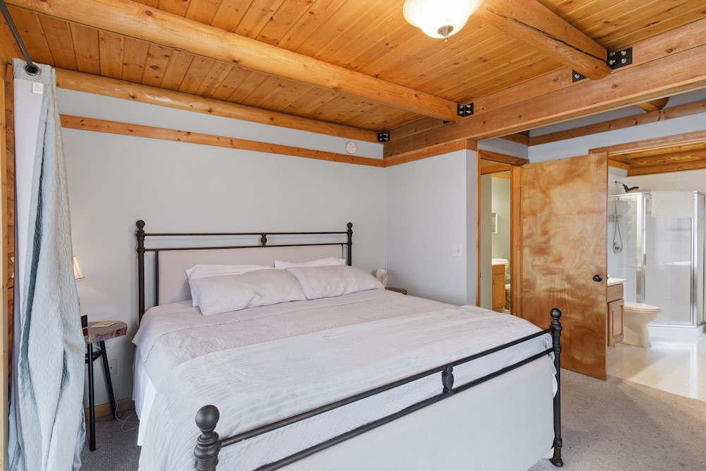 Lakefront Log Cabin With Private Dock, Two Decks & Cozy Comfort at 35mm in Sunrise Beach