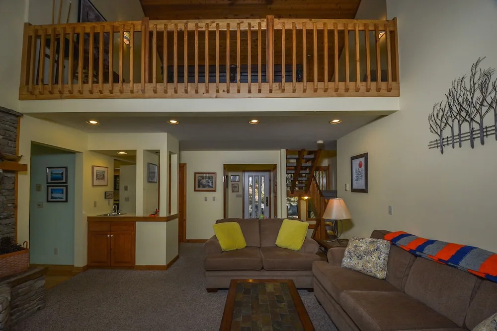 Lake Shore Retreat 5 Bedroom House