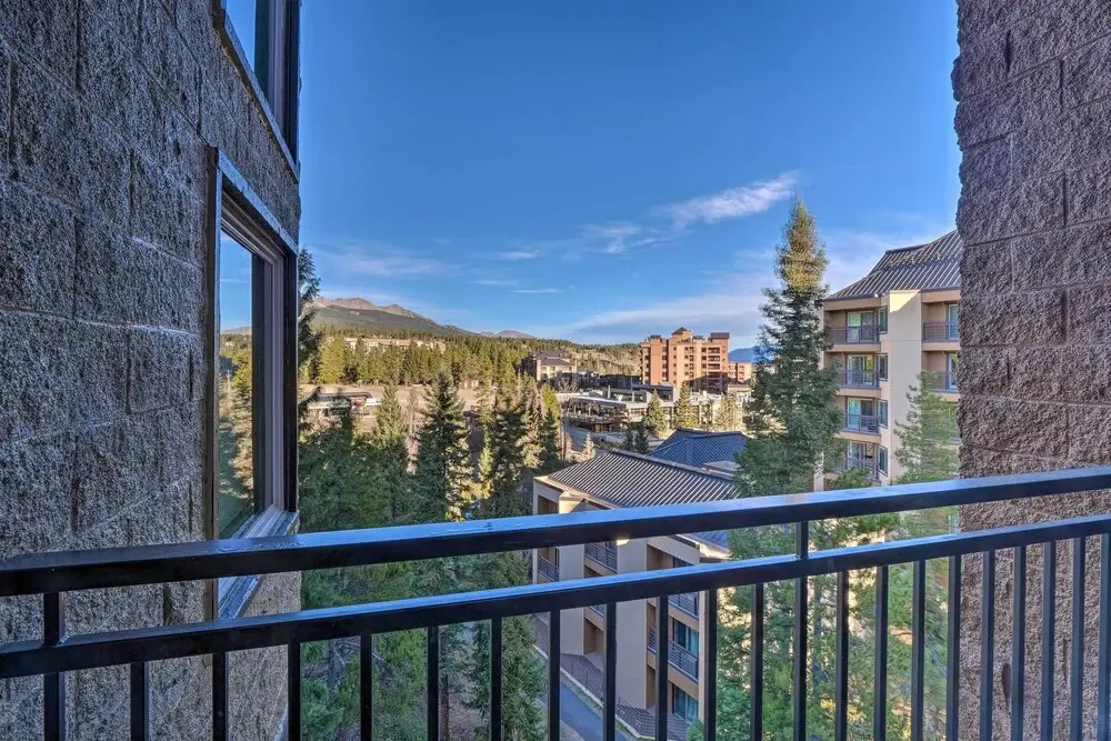 Walk to Ski Lift: Mtn-view Condo in Breckenridge