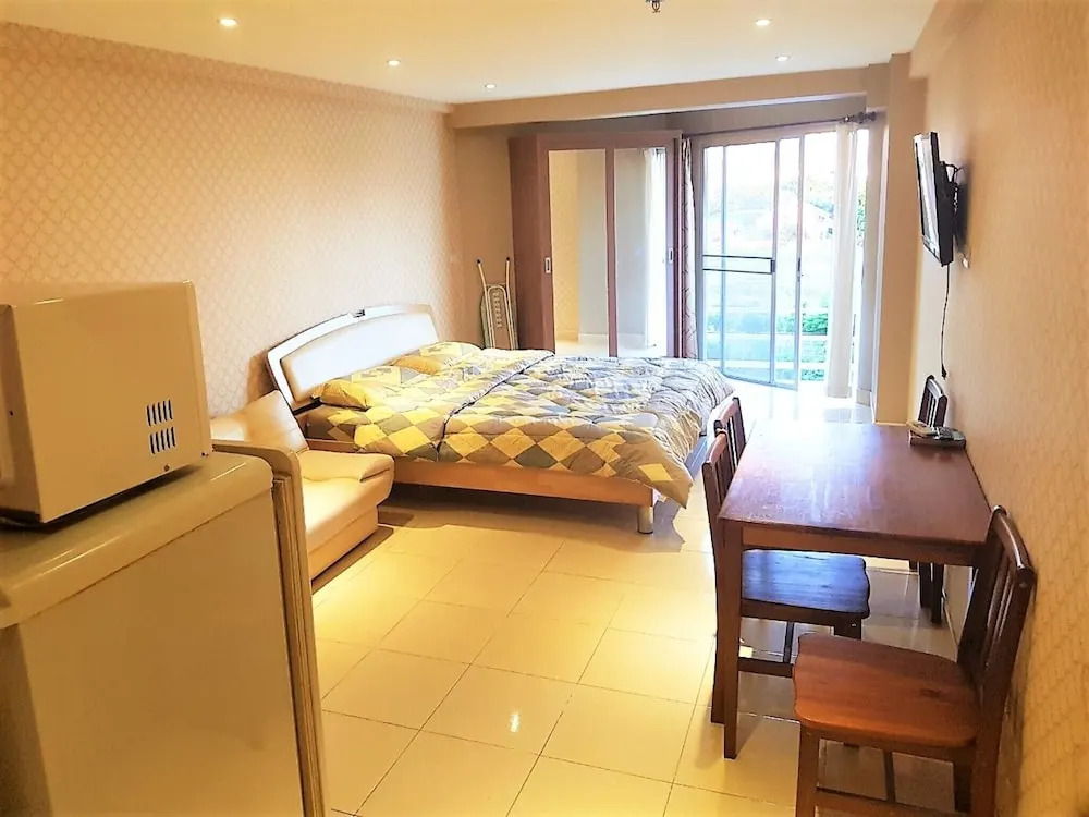 Jomtien Beach Condo - Floor 4 Studio Close to the Beach