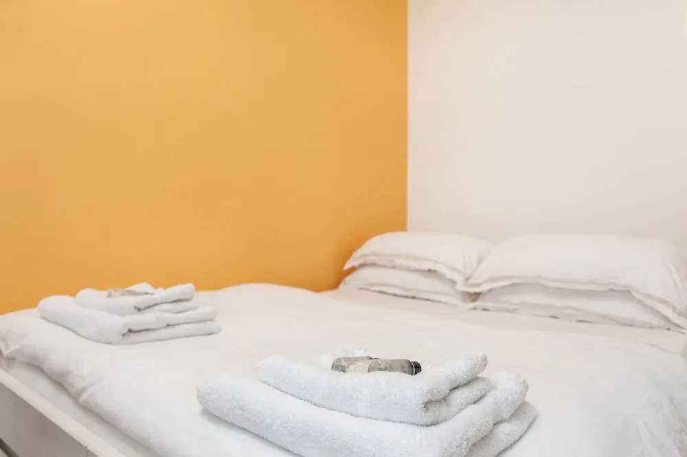 Cosy High Floor Studio Greek Street Soho