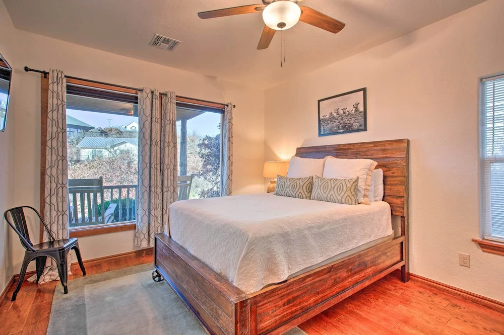 Updated Cabin w/ 360-degree Mtn View: 1 Mi to Lake