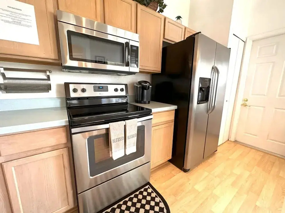 Less than 10 minutes from Disney 3Bd Villa with Pool