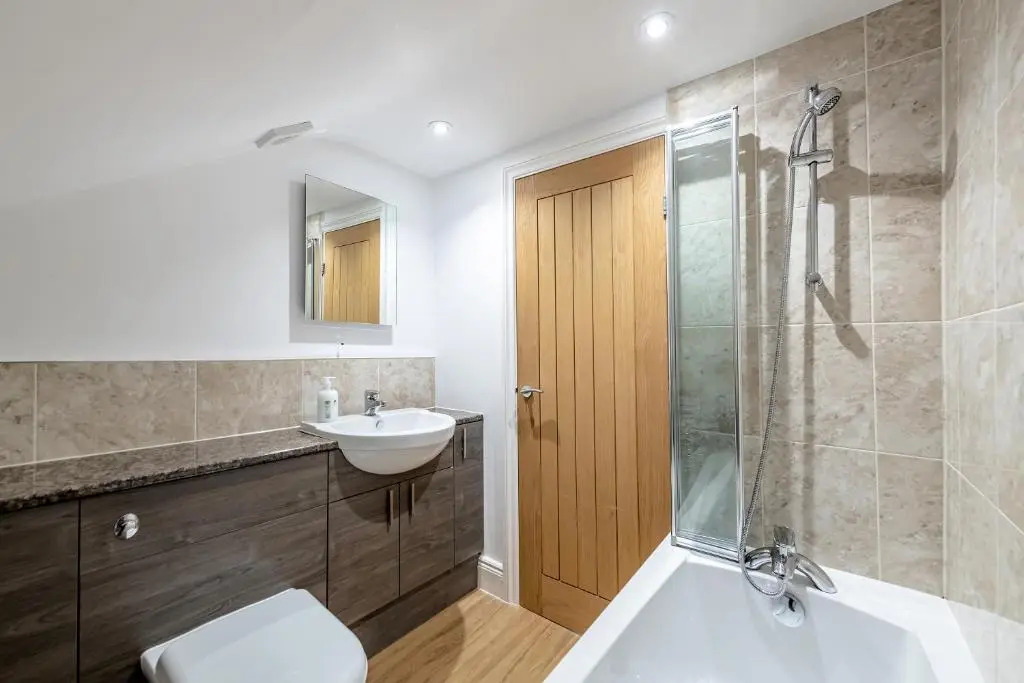 Modern & Spacious 2 Bedroom Maisonette
