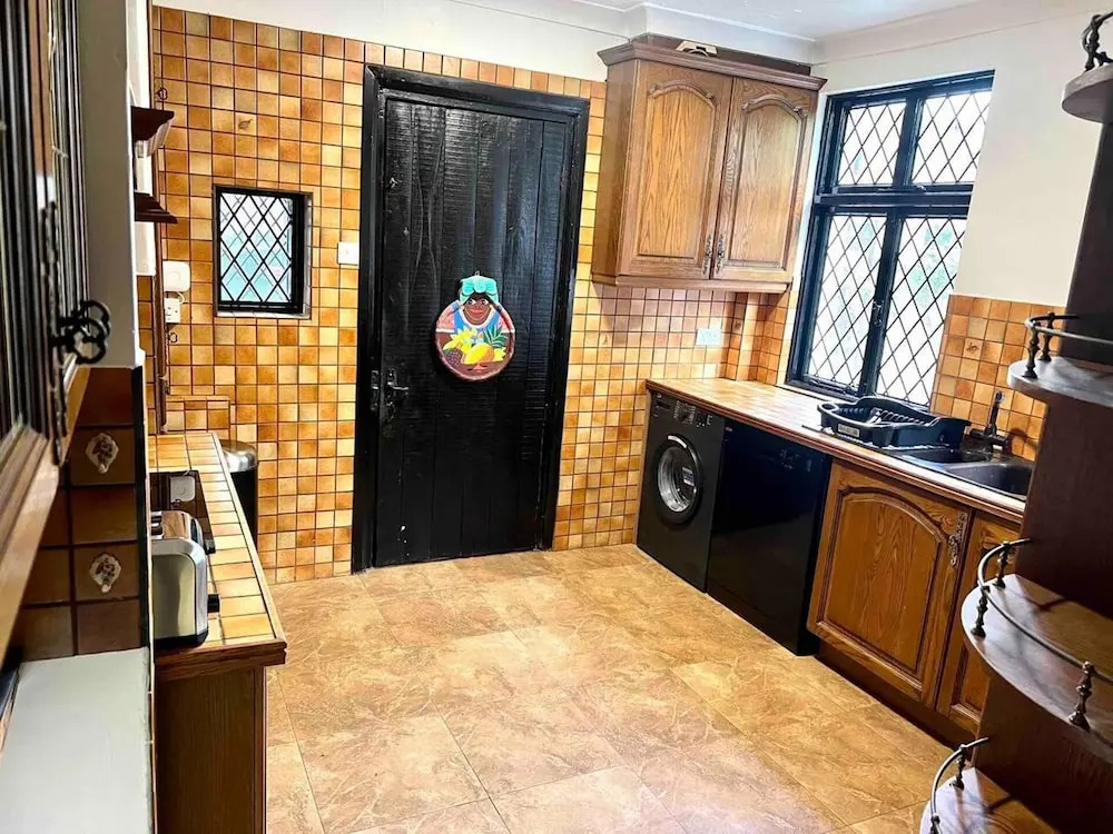Sleeps 8 Thamefront Gem w/ Petsok, Free Parking